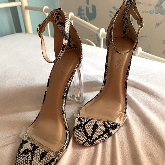 White and black Snake Skin High Heels - Picture 2 of 3